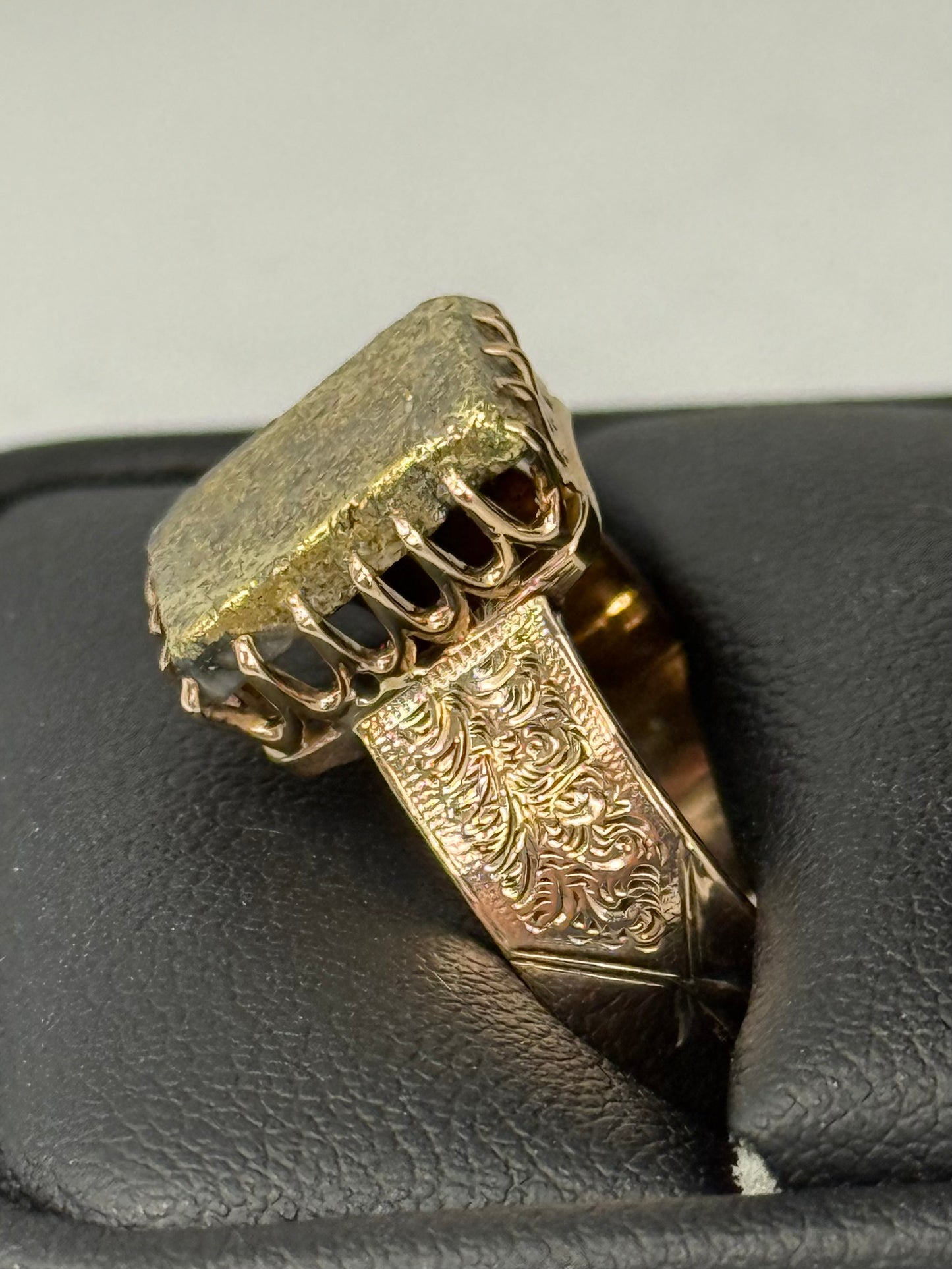 Gold Quartz Gents Ring
