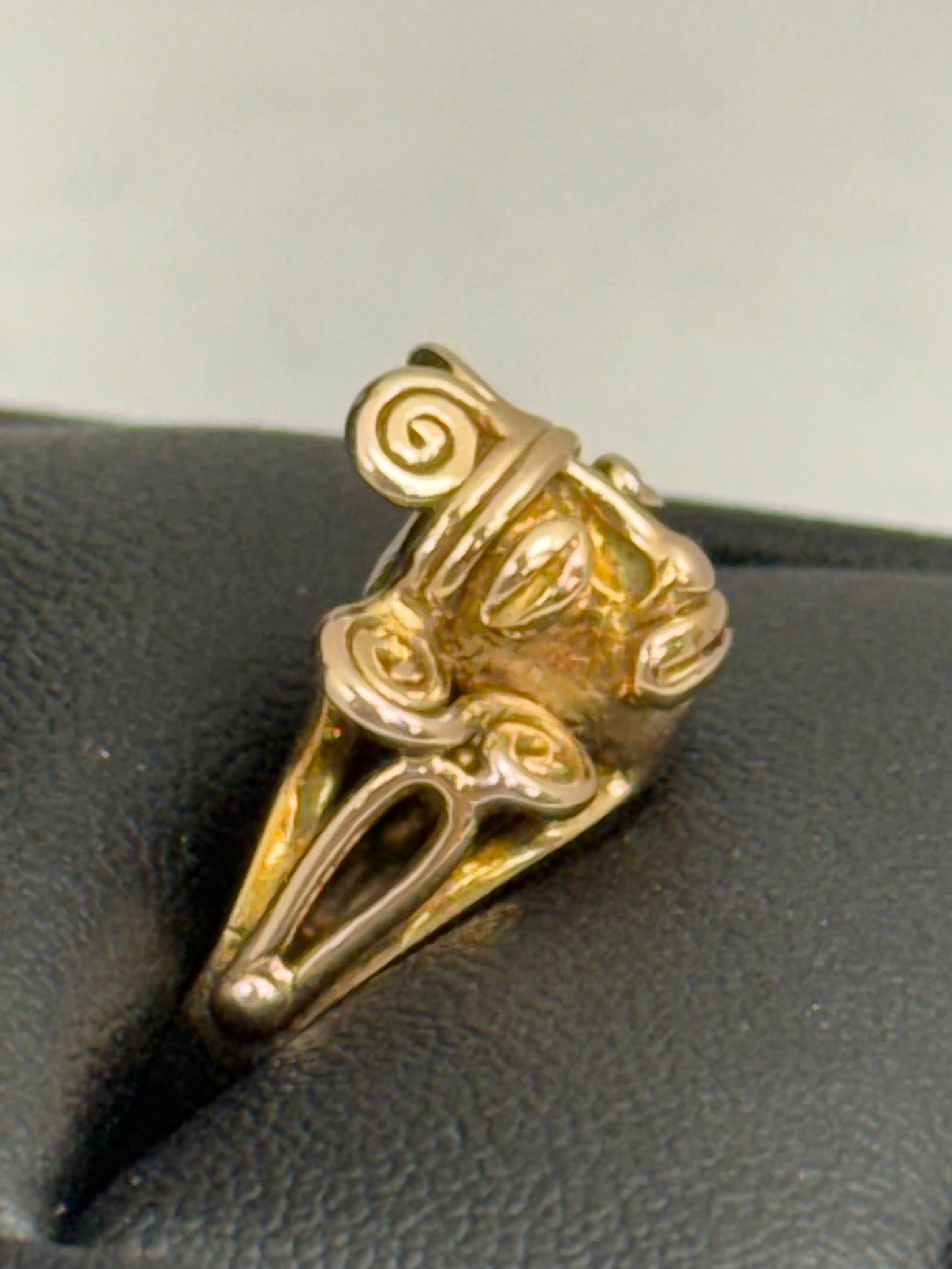 Lady’s stylized Ring