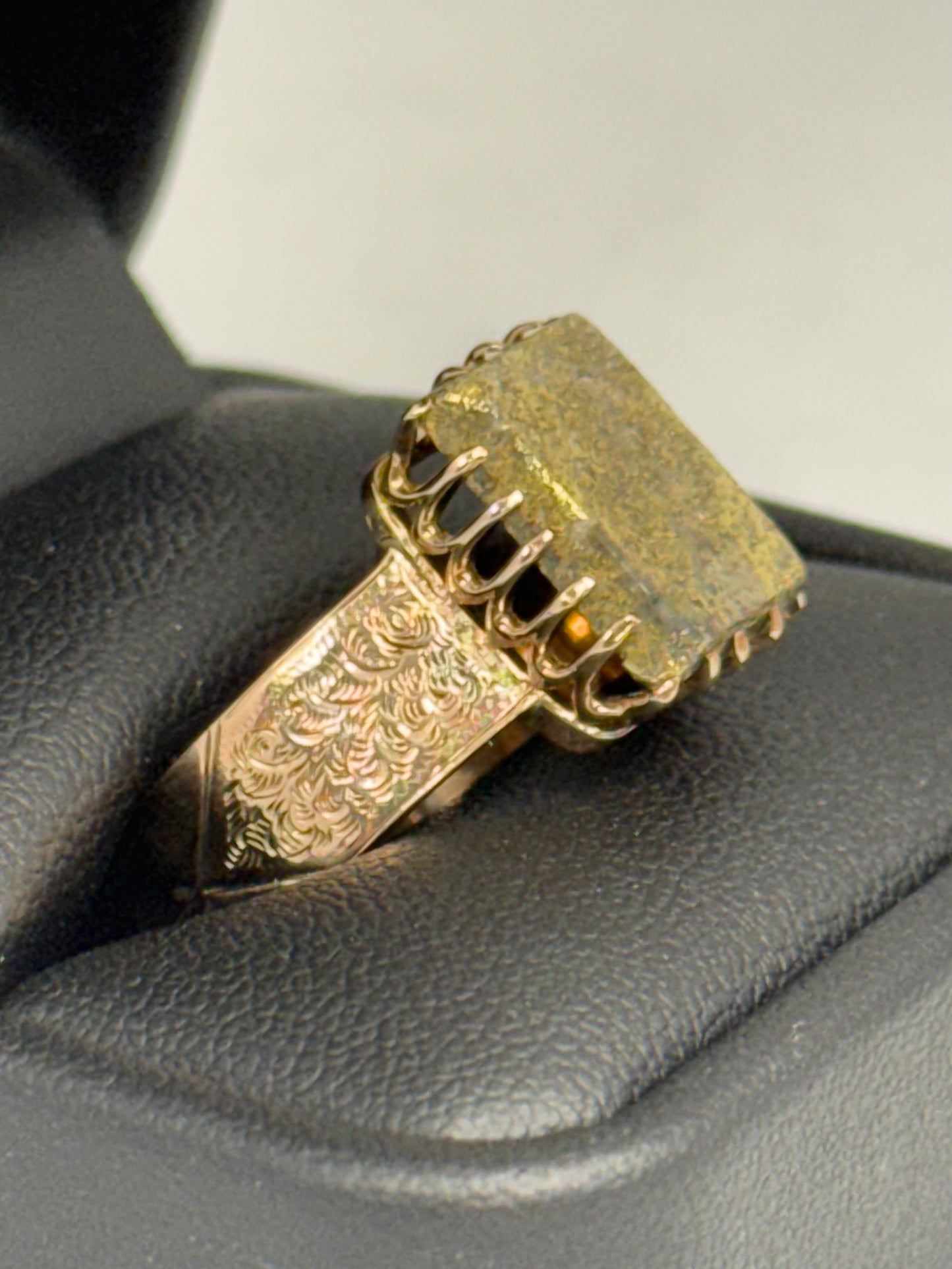 Gold Quartz Gents Ring