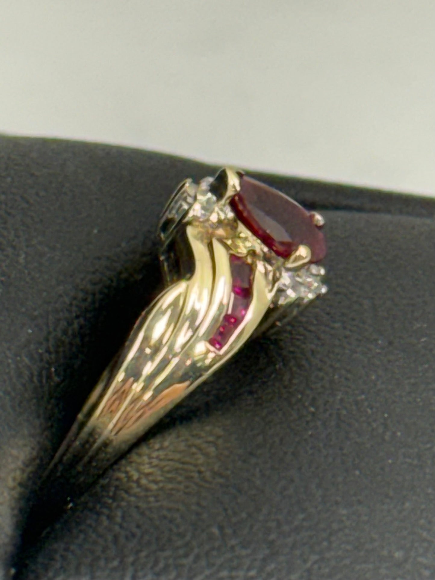 Lab Ruby and Nat. Diamond Ring