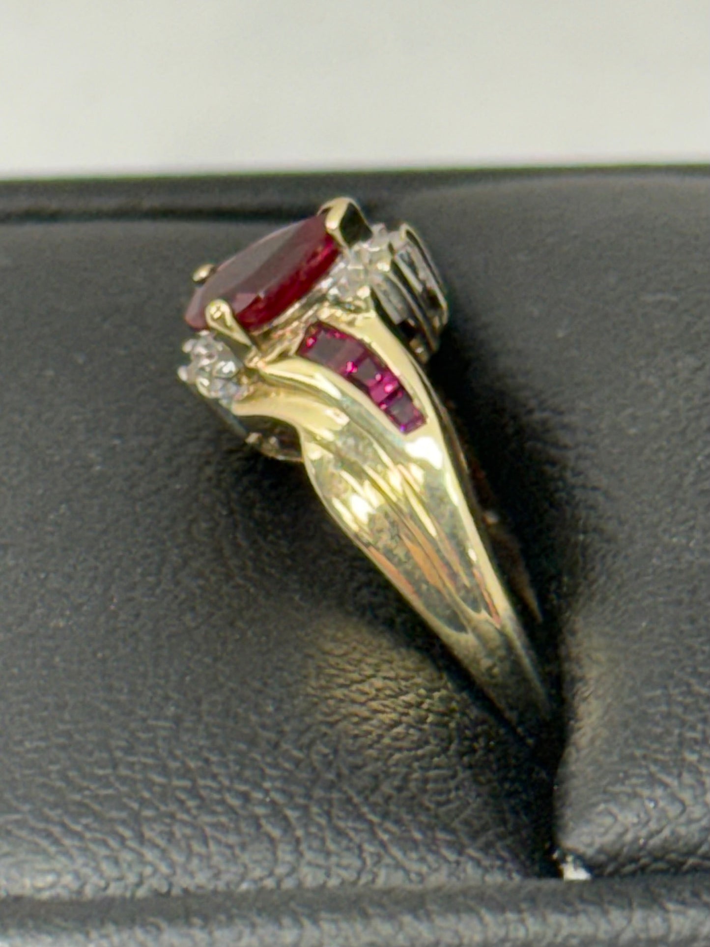 Lab Ruby and Nat. Diamond Ring